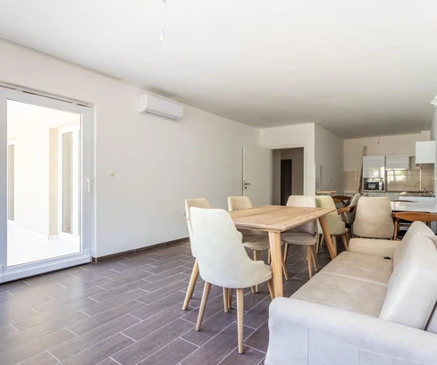 Cómodo apartamento en venta justo en primera línea de mar en Okrug, Croacia