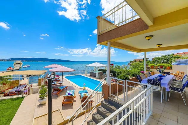 Casa fronte mare con piscina in vendita a Kaštela in Croazia