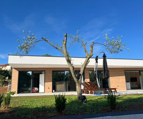 Modern földszintes otthon medencével Labinban eladó Horvátországban