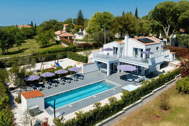 Istria, Višnjan - Luxury villa of 260 m² with heated pool and 4 bedrooms with bathrooms