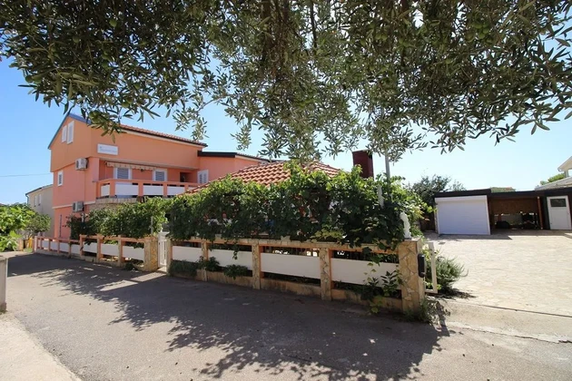 8 apartmanos apartmanház, 450 m a tengerparttól