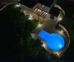 Centrum Poreče: Elegantní kamenná vila s bazénem na prodej