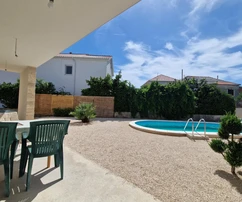 Vir, 4-bedroom house with pool and garage in the center
