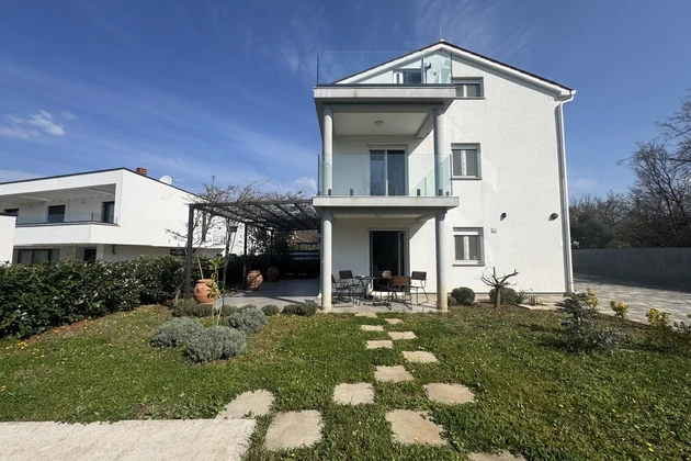 Istria, Zbandaj, appartamento su tre piani di 126 m² con 4 camere da letto, giardino e parcheggio