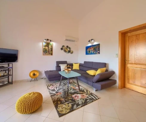 ZAŘÍZENÝ APARTMÁN S PANORAMATICKÝM VÝHLEDEM NA MOŘE!