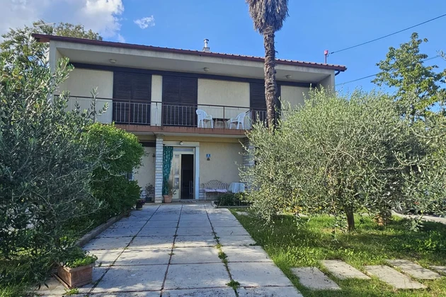 Casa independiente con un amplio jardín en venta en Lovran, Croacia