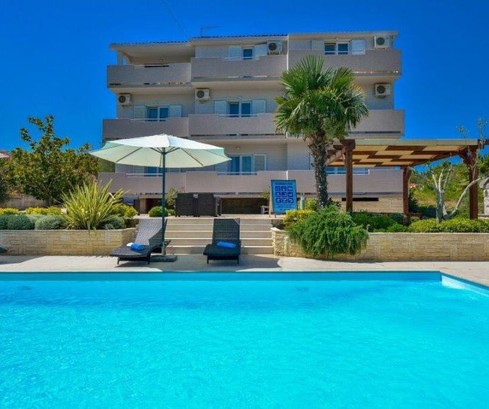 Amplia villa con apartamentos y piscina en venta en Croacia