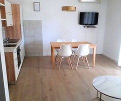 Apartamentowy dom tuż przy morzu w Primoštenie na sprzedaż