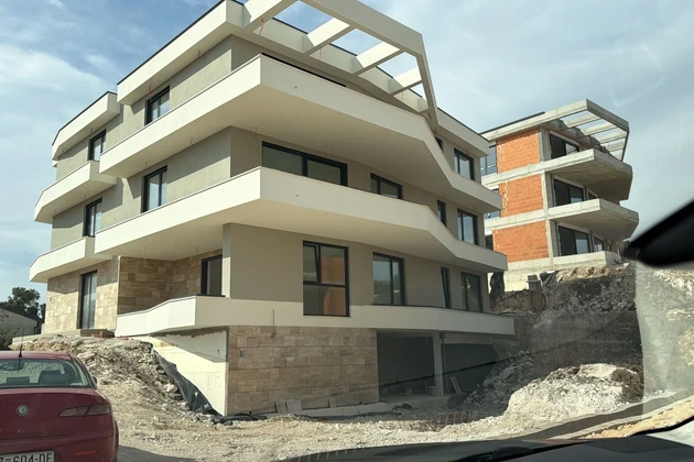 Isztria, Pula: Luxus földszinti apartman kerttel