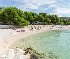 Amplia casa en venta cerca de la playa Okrug en Croacia