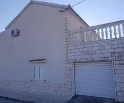 Trogir, Plano, dva domy s tromi garážami, na pozemku o rozlohe 2100 m2