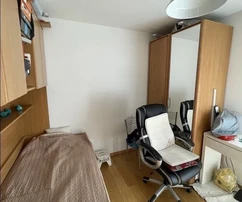 K. Gomilica, appartamento con due camere da letto di 58 m2 al primo piano, 2 garage e un garage esterno