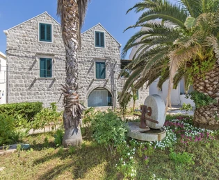 Maison en pierre en bord de mer sur l'île de Sipan