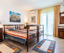 Villa en venta con vistas panorámicas en Okrug, Croacia