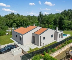 Istrie, Labin, Moderní dům s bazénem obklopený přírodou