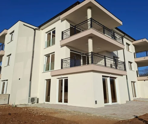 APARTAMENT Z WIDOKIEM NA MORZE I OGRODEM, W SPOKOJNEJ OKOLICY!