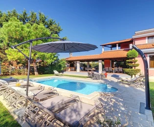 Casa indipendente con piscina in vendita a Pola – Veli Vrh in Croazia