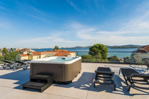 Zadar, Sveti Filip i Jakov, luksusowy dwupoziomowy penthouse z jacuzzi, drugi rząd od morza