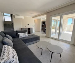 VILLA EXCLUSIVA CON PISCINA, EN UBICACIÓN TRANQUILA!