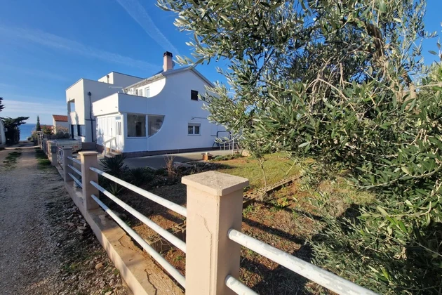 Vir, casa con dos apartamentos independientes y un amplio jardín - a 150 m del mar