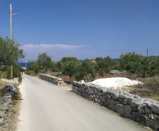 Trogir-Umgebung, Drvenik Mali, Baugrundstück 1052m2, 150m vom Meer