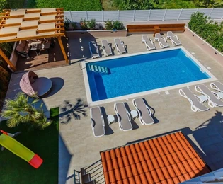 Medencés villa eladó Kaštel Lukšićban Horvátországban