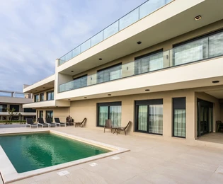 Kastel Šućurac, nowo wybudowana willa z basenem i panoramicznym widokiem na morze