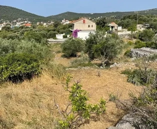 Vinišće, parcela edificable de 915 m2, a 300 m del mar y del centro