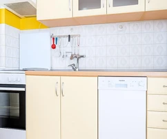 Kaštel Stari, trzypokojowe mieszkanie o powierzchni 81,88 m² oraz lokal użytkowy o powierzchni 32,65 m²