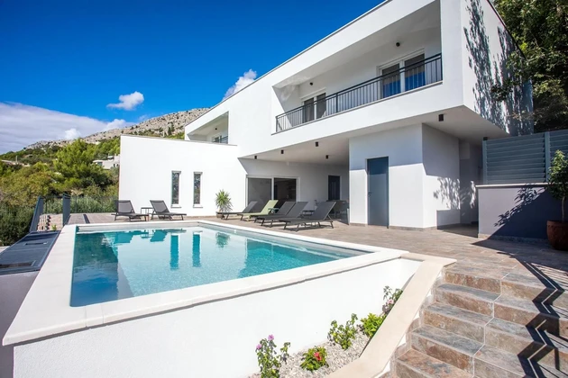 Villa di lusso in vendita a Dugi Rat con vista sul mare in Croazia