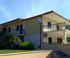 Spaziosa casa con piscina in vendita a Zagvozd in Croazia