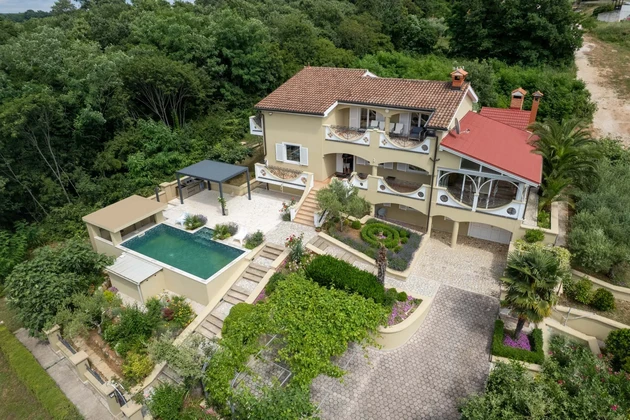 Geräumige Villa mit Panoramablick auf das Meer in Poreč zu verkaufen.