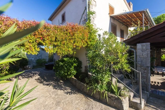Atractiva casa de piedra en una ubicación tranquila.