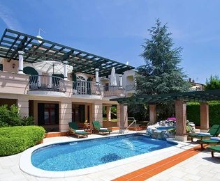 Villa esclusiva in vendita a Parenzo dal design ispirato a Versace in Croazia