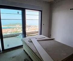 Appartamento con tre camere da letto e piscina in vendita a Makarska in Croazia