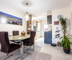 Split, Pujanke, třípokojový byt s výhledem na moře a terasou, kompletně zrekonstruovaný