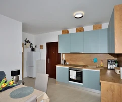 Vodice – apartamento amueblado de dos dormitorios en la entreplanta, a 600 m de la playa