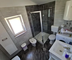 Tengerhez közeli privlakai ház apartmanokkal eladó Horvátországban