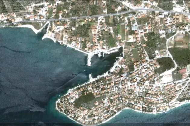 Seget Vranjica, terrain constructible de 748 m2, sous l'autoroute