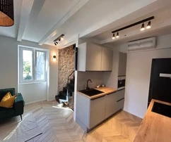 K. Štafilić, maison jumelée à deux étages de 60 m2, récemment rénovée, à 80 m de la mer, centre