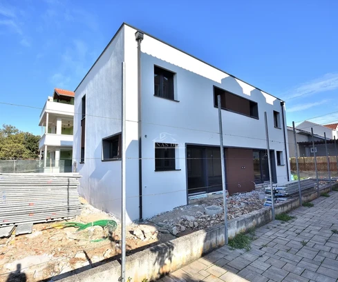 Vodice - *NOUVELLE CONSTRUCTION* appartement en duplex avec jardin, terrasse sur le toit
