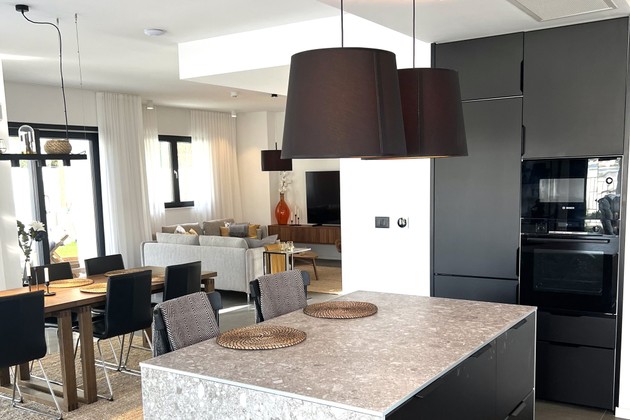 Modern villa Čiovo szigetén, tengerhez közel, medencével