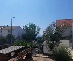 Čiovo, Okrug G., apartamento cómodo de dos dormitorios con jardín y plaza de aparcamiento