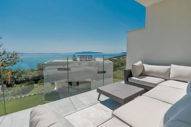 ATTRACTIVE SEMI-DETACHED HOUSE WITH POOL AND PANORAMIC SEA VIEW!