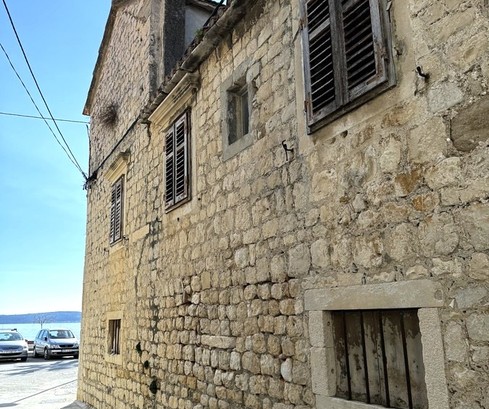 Ristrutturare una storica casa in pietra sul mare a Kastela