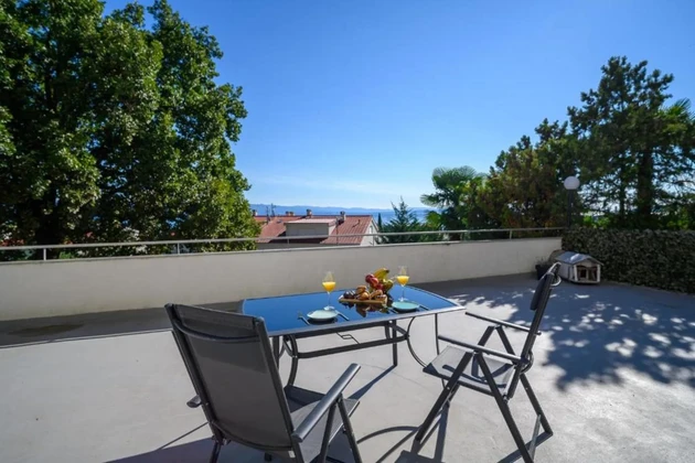 Lovran, dvojizbový byt s krásnou terasou a výhľadom na more, 60 m²