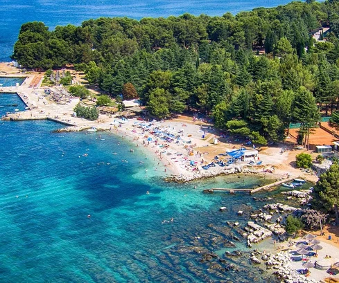 BAULAND 100 M VOM MEER UND 2 KM VOM ZENTRUM VON POREČ ENTFERNT - FÜR DEN BAU EINES HOTELS