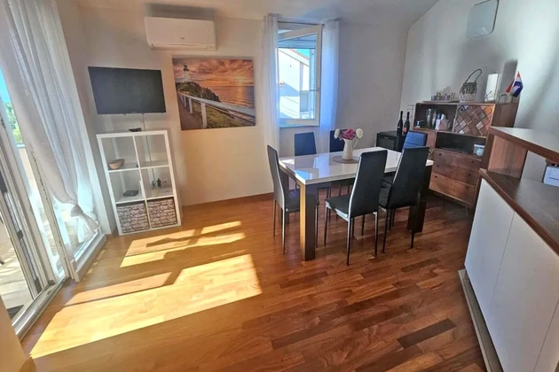 Appartamento attraente con vista mare, in una posizione tranquilla!