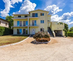 Umag, Istrie : Spacieuse maison sur trois niveaux avec 4 appartements