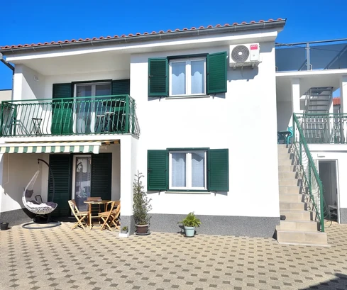 Vodice – Dom s 2 apartmánmi, 150 m od pláže, zrekonštruovaný v roku 2025